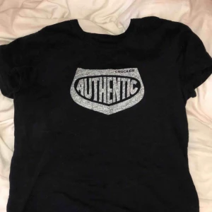  - En Cool marin blå T shirt från Crocker helt oanvänd Aldrig använd Köptes för 150kr men säljer för 30kr Storlek- S  Går att skickas mot frakt kostnad.