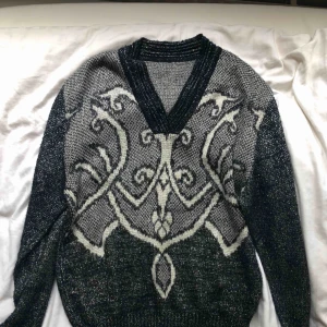  - Fin glittrig stickad tröja från second hand. Har ett litet hål på framsidan, se bild
