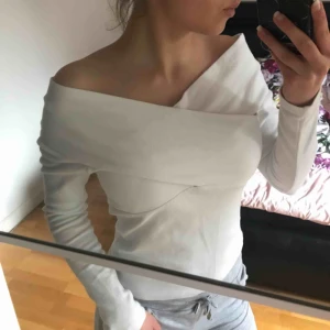  - Säljer denna snygga vita tröjan! Inte min stil och därför säljer jag den. Använt kanske två gånger så den är helt felfri!  Kan frakta eller mötas upp.
