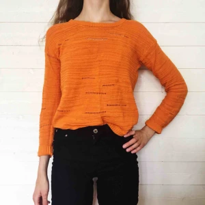  - Härliga sommarfärg! Tunt stickad tröja! Älskar den!🧡