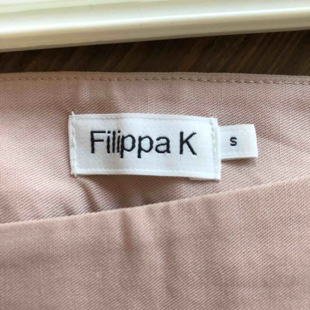 Ljusrosa shirts från Filippa K Storlek S Köpta förra året, använda 1 gång  . Shorts.