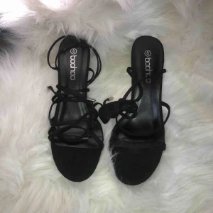  - Sitter väldigt elegant på foten med sina smala band, Perfekta sandaler med kort klack inför sommaren!