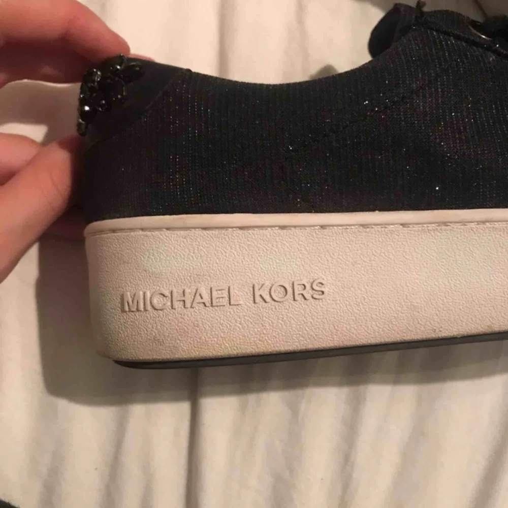 Skor från Michael Kors som passar storlek 37/38, nypris - 1499kr. Fint skick förutom en ”paljett” som lossnat, som ni ser på sista bilden, därav pris. Skor.