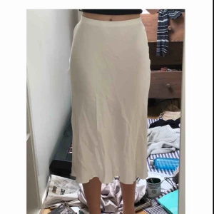 - Somrig sidenkjol från Zara!!! Aldrig använd, bara provad. Delar på frakten?