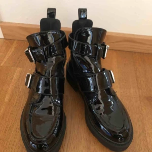  - Skor från Nelly som aldrig är använda. Strl 35