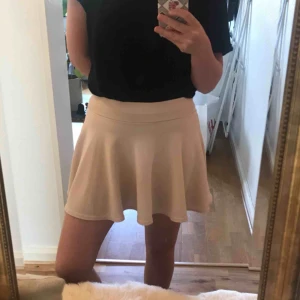  - Fin beige klockad kjol, storlek S. Där tunna ”cykelbyxor” under kjolen så man behöver inte vara rädd en blåsig dag, plus det är superbekvämt. Använd vid få tillfällen. Kommer från djur och rökfritt hem 🌸 frakten är inräknad i priset 💌