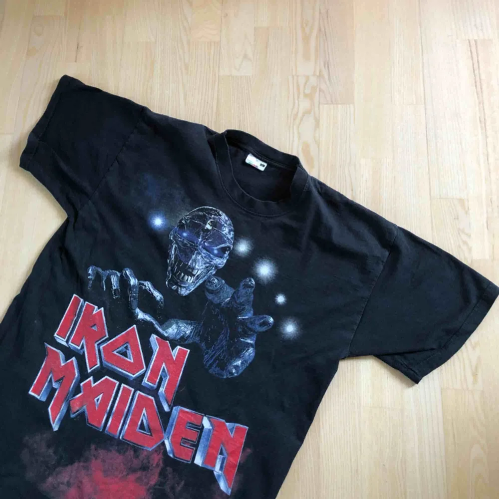 Säljer denna snygga och sällsynta Iron Maiden T-shirten. Tröjan är från en Europe tour som dom hade 2003. T-shirts.