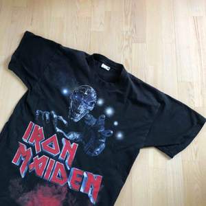 Säljer denna snygga och sällsynta Iron Maiden T-shirten. Tröjan är från en Europe tour som dom hade 2003