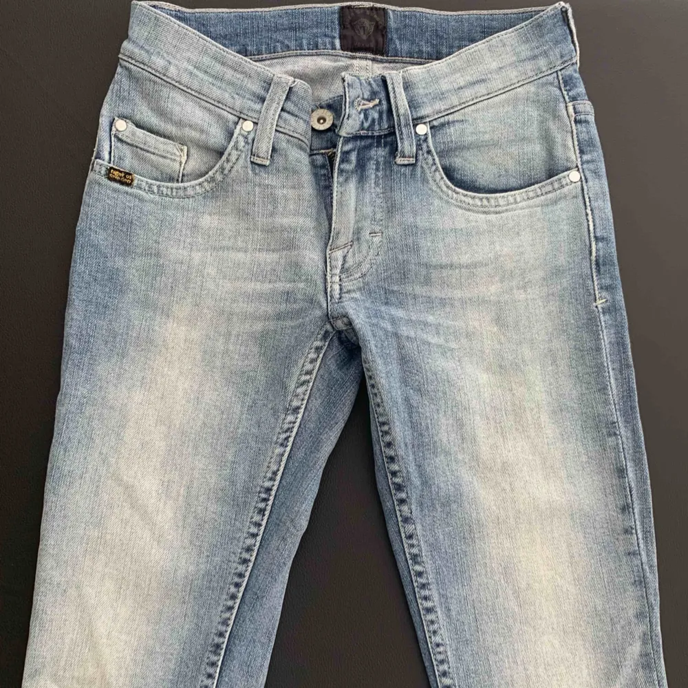 Super snygga jeans från Tiger Of Sweden! Storlek 24/32. Möts upp i Stockholm eller fraktas! 🌹  Nytt pris: ca 1500kr Mitt pris: 350kr. Jeans & Byxor.