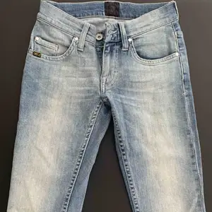 Super snygga jeans från Tiger Of Sweden! Storlek 24/32. Möts upp i Stockholm eller fraktas! 🌹  Nytt pris: ca 1500kr Mitt pris: 350kr