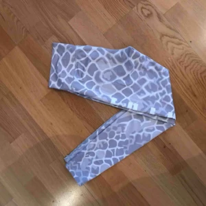  - Knappt använda aimn tights  Säljs då de inte kommer till användning Högmidjade