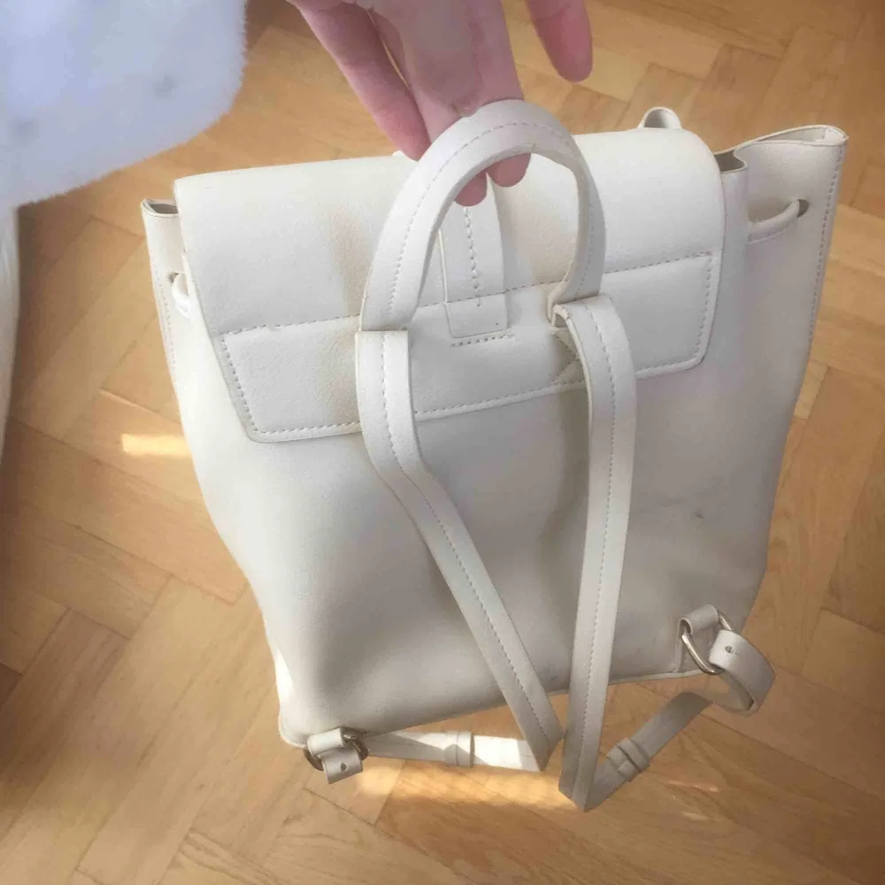 Jättesnygg ryggsäck i vitt fejk-läder, köpt här på Plick men kommer ej till användning då min dator inte fick plats (13 tum). . Väskor.