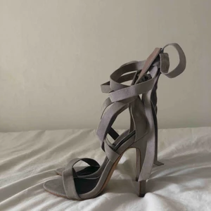  - Gråa strapheels i sammet säljes pga för liten storlek! Möts upp i Stockholm.