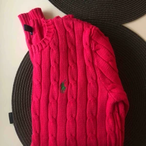 - Äkta Ralph Lauren stickad tröja. Använd en gång!. Hel & i perfekt skick!  Kan mötas i Malmö eller frakta, men då står köparen för frakten 🌸