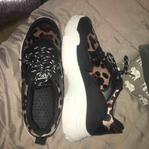  - Chunky sneakers från bohoo. Lepardmönster och svartvita snören. Använda endast 2 gånger. 