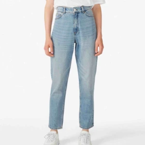  - OBS! Frakt inräknad i priset!! Snygga mom jeans från Monki! Säljer på grund av att de är för små, tyvärr för de är verkligen så snygga!! Använda endast en gång så i princip i nyskick. För mer info se min profil eller skriv!