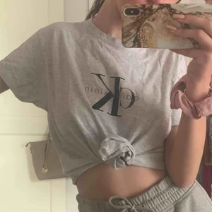  - Säljer denna Calvin Klein kopia tröja! (Därav de låga priset)! Köpt utomlands! 🌸