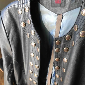 Bikerjacka med detaljer  - Skinnjacka köpt i en vintagebutik i Paris. Använd en gång. Är i mycket bra skick. 