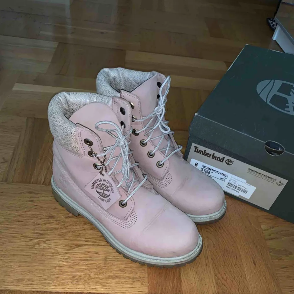 Ljus Rosa Timberlands i storlek 39 (dam), nästan helt oanvända. Skorna är både vattentäta och bekväma att gå i, samt super bra kvalité!  Ordinarie pris: 1399kr. Skor.