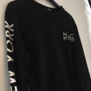  - En tröja från Gina Tricot i strl M. Använd max 3 gånger, lite för kort för mig. Normal i storlek i övrigt. 