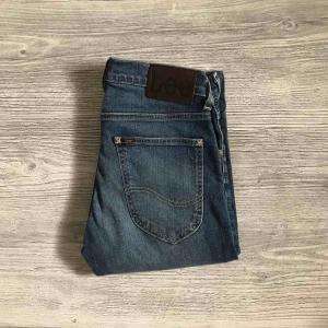  - Säljer ett på oanvända Lee Luke som bara legat i garderoben. Nypris ca 899:- Köparen står för frakten och betalning sker på swish:)