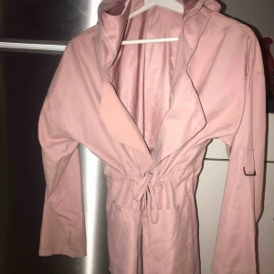  - Enkel jacka i rosa, passar till regn också 