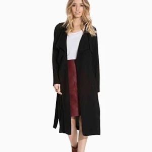  - Säljer min kappa från bikbok, använd enbart 2 gånger pga fel storlek. Är i jätte fint skick! Sommarjacka i tunt tyg. 