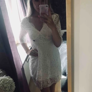 Studentklänning - SÄNKT PRIS.Luftig och jättefin klänning i spets. De är ett lite tjockare tyg under, så den är inte genomskinlig. Aldrig använd, nytt skick. Jättefin till student och andra festligheter 🌸 Hämtas i sthlm. Eventuell frakt ingår i priset 🌟