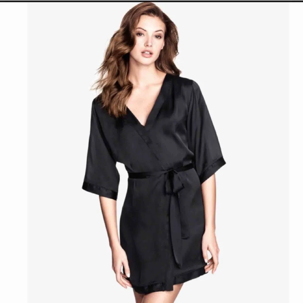Superfin svart kimono från H&M! Mycket sparsamt använd. Svårfotad, därav modellbilden:). Övrigt.