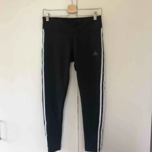  - Träningstights från Adidas. Använda endast en gång pga fel storlek. Superfint skick. Köparen står för frakt 