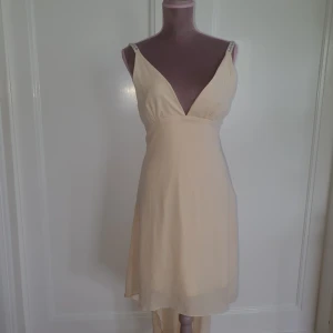  - Söt ljusgul klänning från Nelly, djup rygg med "pärlor och diamanter" vid banden. Klänningen passar perfekt på en studentmottagning, dop eller bröllop! Frakt 27 kr betalning via swisha 