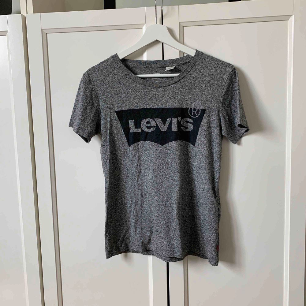 Grå Leviströja i storlek XS :) Köparen står för frakt!. T-shirts.