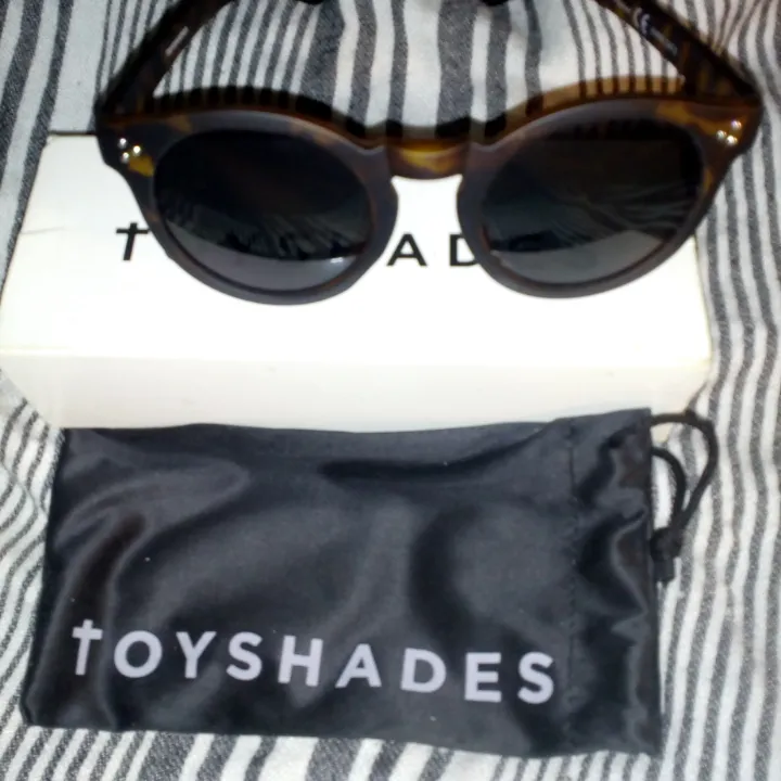 Solglasögon Toyshades, använda några få ggr bara i perfekt skick, kommer med dustbag o kartong  Frakt 39kr. Accessoarer.