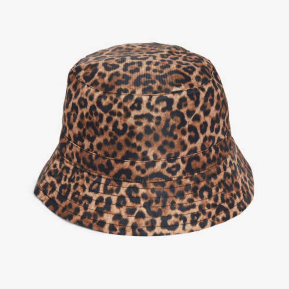 Fin leopard buckethat från Monki. Aldrig använd. Storlek M. Kan skickas annars finns i Malmö! Frakt 18kr . Accessoarer.