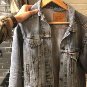  - Levis jeansjacka i ljusblå inköpt förra sommaren på levisbutiken. Använd endast ett fåtal gånger, så i väldigt bra skick. Som ny! Inköpspris 1099. Kvitto finns kvar. Är vanligtvis S, men denna är ngt oversize i storlek som den motsvarar en S. 