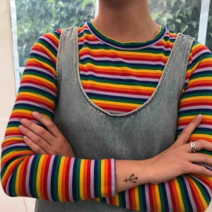  - Regnbågstopp från Monki! Extreeeemt härlig❤️🧡💛💚💙💜 perfekt till Pride🏳️‍🌈 ej märkbart använd. Frakt tillkommer💌
