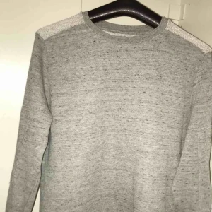  - Grå tröja i fint skick, inga fläckar/hål eller liknande. 