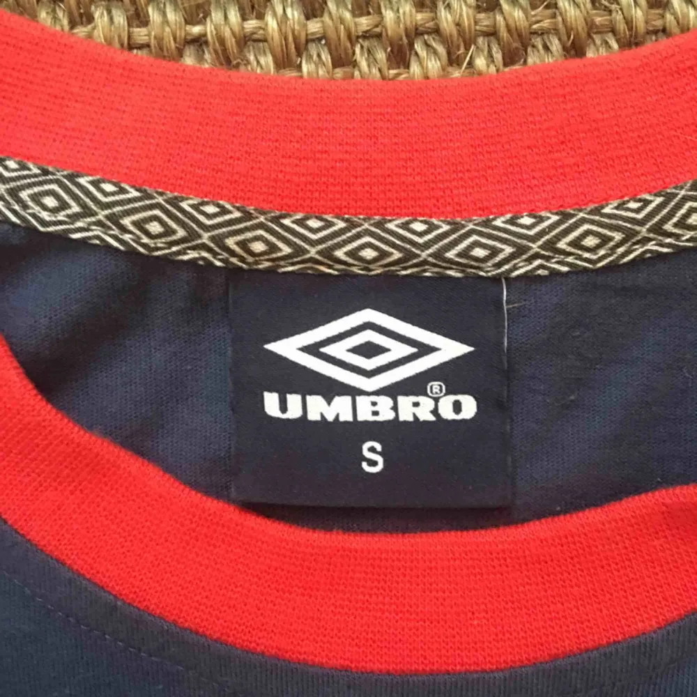 Tshirt från Umbro i storlek Small, köpt på Zalando. Nyskick. . T-shirts.