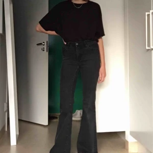  - Utsvängda jeans från crocker 