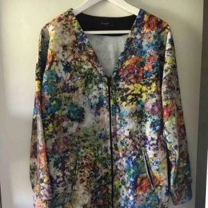  - Längre collagetröja/kofta med dragkedja och fickor. Kommer från djur-och rökfritt hem. Passar även M. 