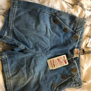  - Nya, aldrig använda bara testade, men var för små för mig. Normalpris på dessa shorts är 500kr. 