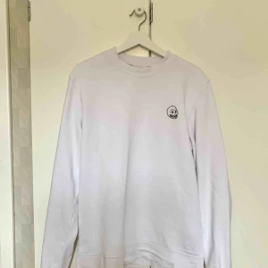  - Cheap Monday sweatshirt i storlek M. Använd 2 gånger så i mycket gott skick! Fraktar naturligtvis.