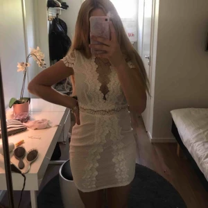  - Finaste klänningen perfekt till student och skolavslutning! Endast använd en gång och köpt på asos. Frakt tillkommer