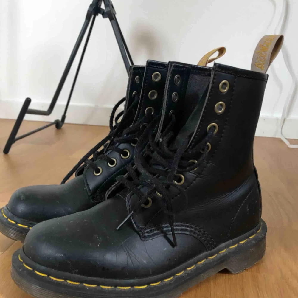 Veganska dr martens i strl 37, modell 1460. Säljes pga fel storlek, knappt använda. Mottagaren betalar frakt/ hämtas i skanstull. . Skor.