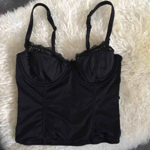  - Svart korsett. 75B