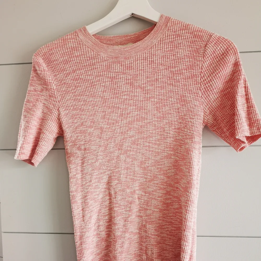 Stickad t-shirt ifrån h&m trend i en fin rosa färg. . Toppar.