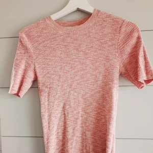  - Stickad t-shirt ifrån h&m trend i en fin rosa färg. 