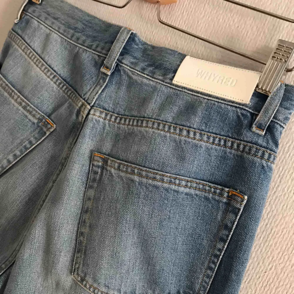 Croppade Whyred jeans. Modell Patti Blue, 100% bomull. Supersköna, höga i midjan. Använda ca. 3 gånger pga. lite för små för mig.. Jeans & Byxor.