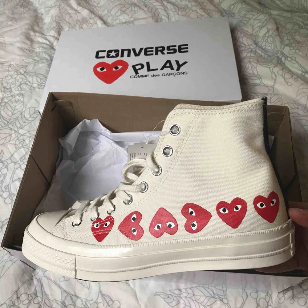 Säljer världens snyggaste Converse Play Comme des Garcons pga beställde fel storlek🙂. Helt nya i strl 41,5! Upplevde att de var väldigt svåra att få tag i så passa på!! Kan mötas upp i Malmö, tar Swish, kan skicka och då tillkommer fraktavgift<3 . Skor.