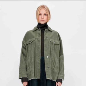  - Säljer den här gröna manchesterjackan som är ifrån zara. Köpte den här på plick men den passade inte. Jackan är oversized och den är i strl XS. Köpare står för frakt. 